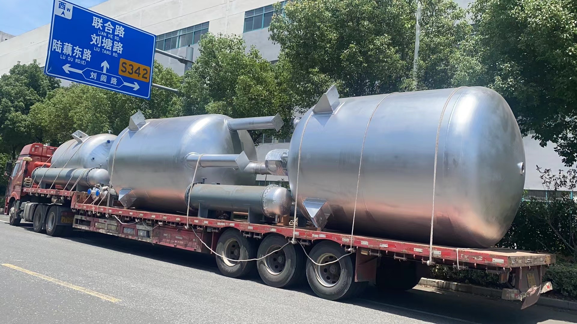 三臺不銹鋼反應釜，六臺列管冷凝器發(fā)往江西
